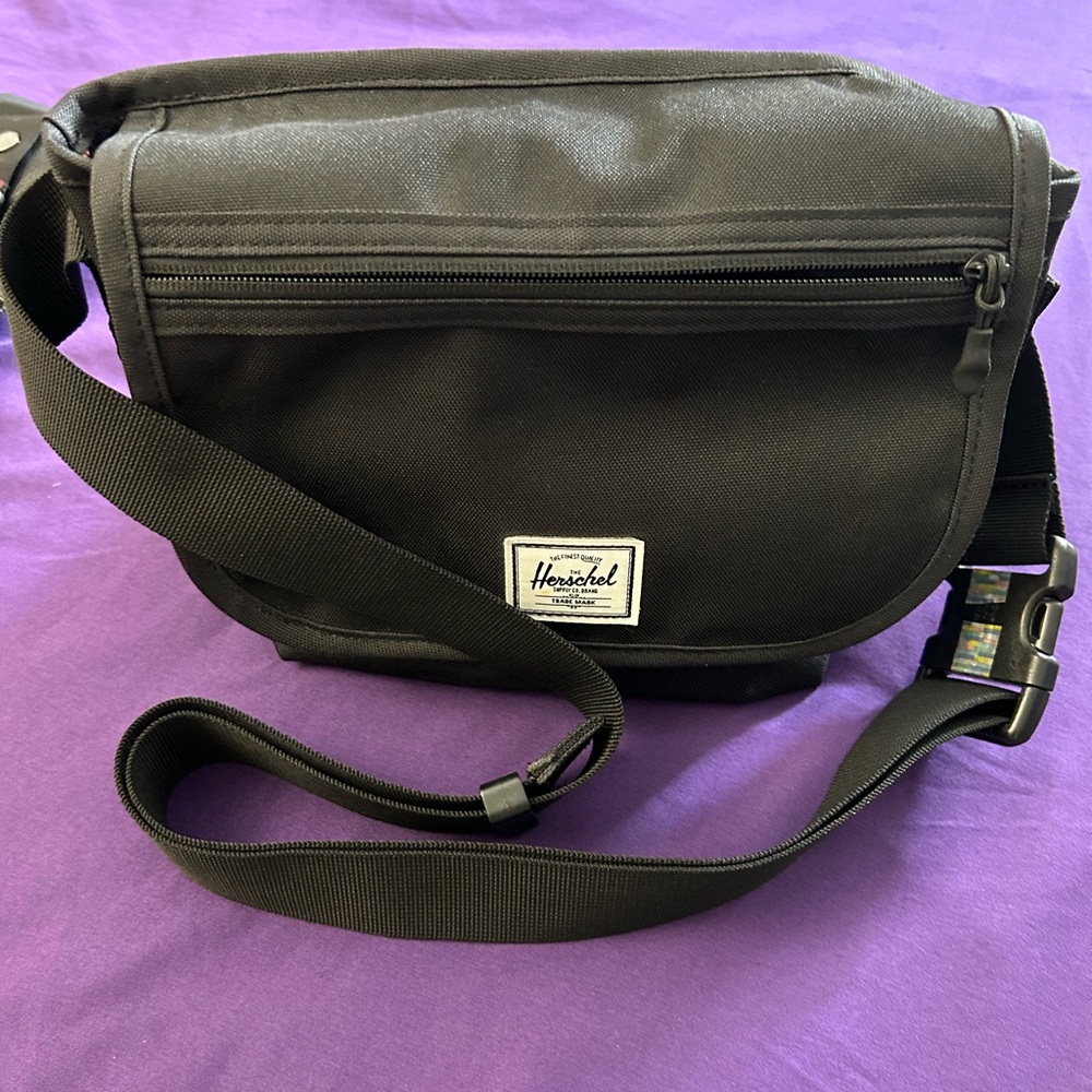 HERSCHEL CROSSBODY BAG 💼 BRAND NEW - BLACK - RED STRiPE iNTERiOR - ADJUSTABLE